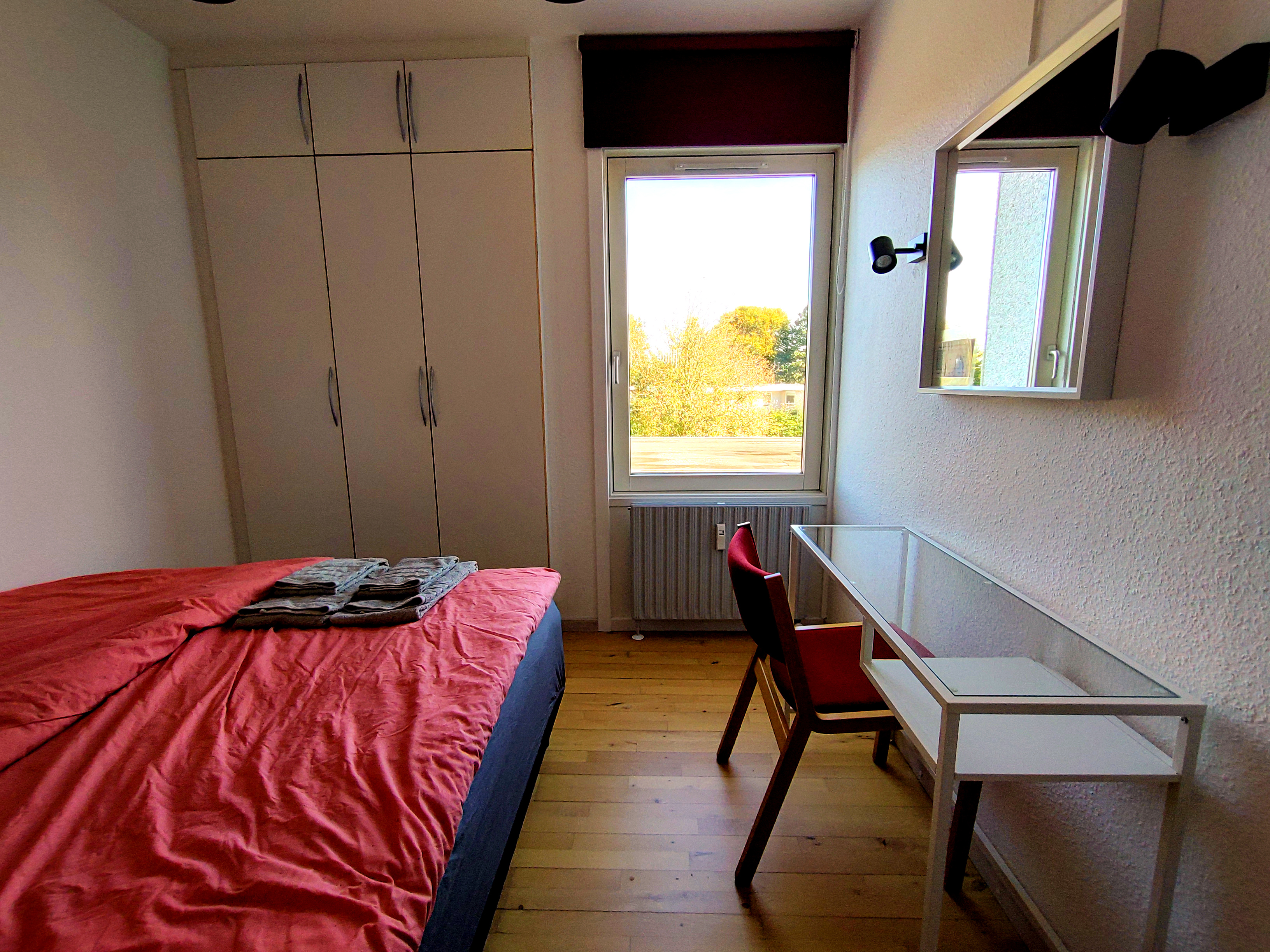 Soveværelse med indbyggede skabe